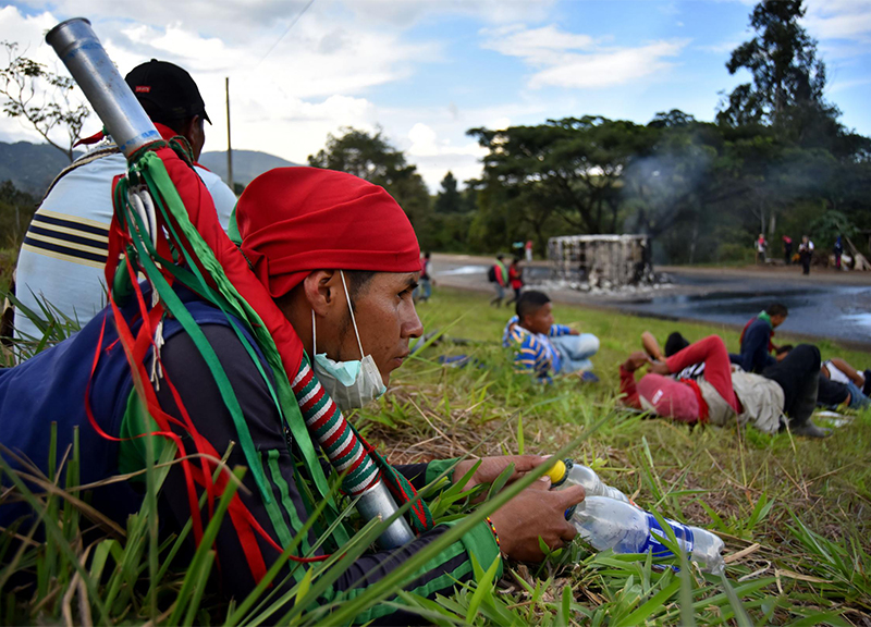 Colombia, indigeni bloccano l'autostrada ape