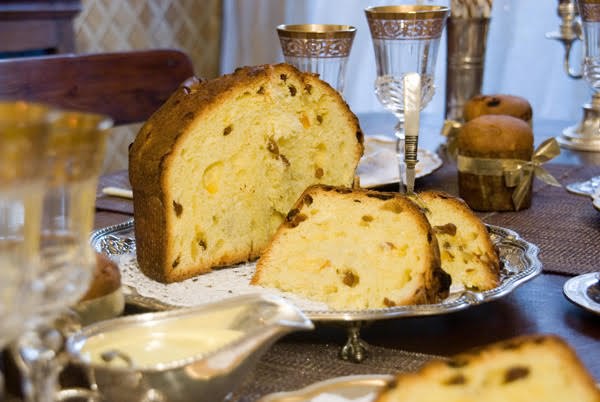 COVA - Echeggia ancora nei vecchi laboratori Cova l'eco della voce del Maestro Verdi, di casa nell'antica Pasticceria Cova, che d'abitudine ordinava direttamente al Capo Pasticcere il "suo" panettone per la moglie Peppina. La tradizione del panettone di Cova risale ai primi dell'Ottocento. Riconosciuto ed apprezzato per il suo gusto delicato ed inconfondibile, ha saputo conquistare migliaia di palati. Semplici i selezionati ingredienti tra cui farina di grano tenero, lievito naturale, zucchero, burro di primissima qualità, uova fresche e frutta candita unitamente ad una segretissima ricetta gelosamente custodita nelle mani esperte del Mastro Fornaio. Cova - via Montenapoleone, 8 Milano