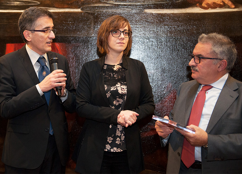 Il Presidente della Fondazione Intesa Sanpaolo Onlus Pietro Francesco Maria De Sarlo durante la consegna delle borse di studio a sostegno di progetti di ricerca e dottorati in materie umanistiche, alle Gallerie d'Italia di piazza della Scala, a Milano, insieme a una vincitrice della borsa di studio e a un rappresentante dell'università. Il Presidente della Fondazione Intesa Sanpaolo Onlus Pietro Francesco Maria De Sarlo durante la consegna delle borse di studio a sostegno di progetti di ricerca e dottorati in materie umanistiche, alle Gallerie d'Italia di piazza della Scala, a Milano, insieme a una vincitrice della borsa di studio e a un rappresentante dell'università.