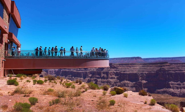 Lo Skywalk, una passerella panoramica a forma di ferro di cavallo con pavimento trasparente e a strapiombo del Grand Canyon. Foto Grigore Scutari Lo Skywalk, una passerella panoramica a forma di ferro di cavallo con pavimento trasparente e a strapiombo del Grand Canyon. Foto Grigore Scutari