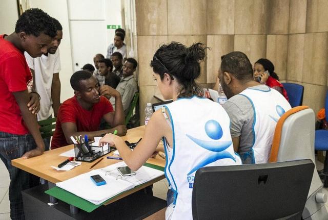 Profughi: l'hub di via Sammartini Profughi: l'hub di via Sammartini