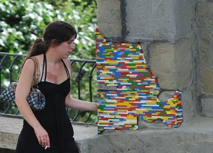 Lego per rappezzare i muri: la nuova arte. FOTO