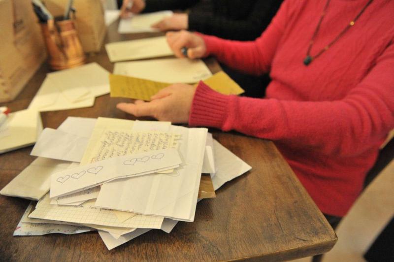 Le lettere per Giulietta Capuleti, da tutto il mondo al centro postale di Verona, e da qui al Club di Giulietta. Le lettere per Giulietta Capuleti, da tutto il mondo al centro postale di Verona, e da qui al Club di Giulietta.