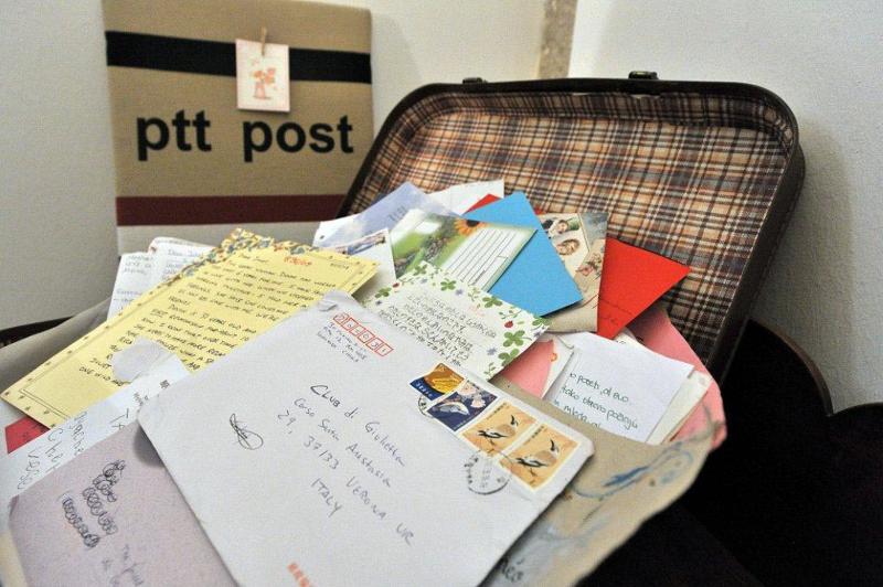 Le lettere per Giulietta Capuleti, da tutto il mondo al centro postale di Verona, e da qui al Club di Giulietta. Le lettere per Giulietta Capuleti, da tutto il mondo al centro postale di Verona, e da qui al Club di Giulietta.