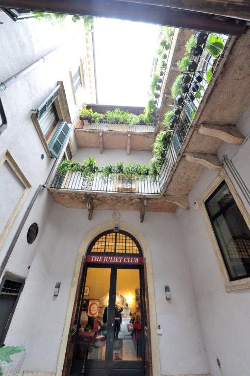 Le lettere per Giulietta Capuleti, da tutto il mondo al centro postale di Verona, e da qui al Club di Giulietta. Le lettere per Giulietta Capuleti, da tutto il mondo al centro postale di Verona, e da qui al Club di Giulietta.