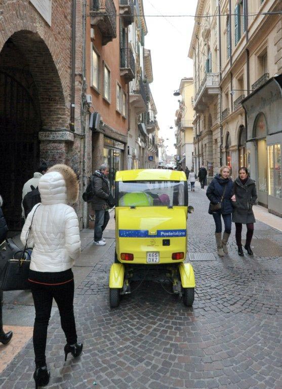 Le lettere per Giulietta Capuleti, da tutto il mondo al centro postale di Verona, e da qui al Club di Giulietta. Le lettere per Giulietta Capuleti, da tutto il mondo al centro postale di Verona, e da qui al Club di Giulietta.