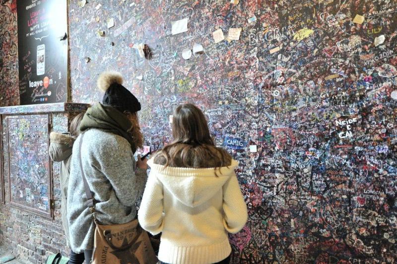 Le lettere per Giulietta Capuleti, da tutto il mondo al centro postale di Verona, e da qui al Club di Giulietta. Le lettere per Giulietta Capuleti, da tutto il mondo al centro postale di Verona, e da qui al Club di Giulietta.