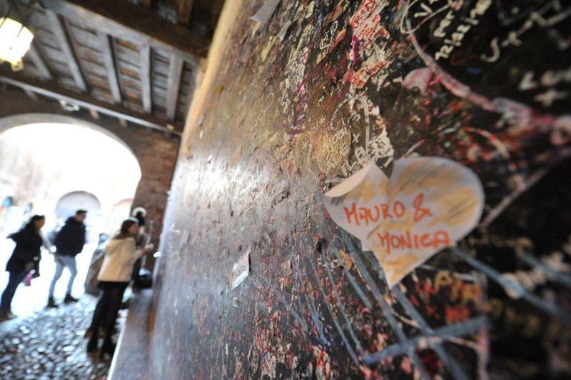 Le lettere per Giulietta Capuleti, da tutto il mondo al centro postale di Verona, e da qui al Club di Giulietta. Le lettere per Giulietta Capuleti, da tutto il mondo al centro postale di Verona, e da qui al Club di Giulietta.