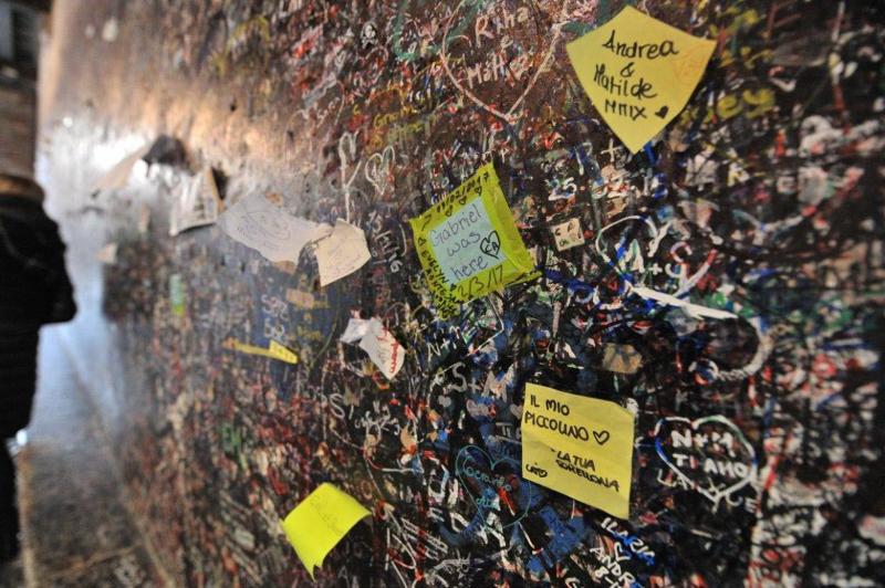 Le lettere per Giulietta Capuleti, da tutto il mondo al centro postale di Verona, e da qui al Club di Giulietta. Le lettere per Giulietta Capuleti, da tutto il mondo al centro postale di Verona, e da qui al Club di Giulietta.