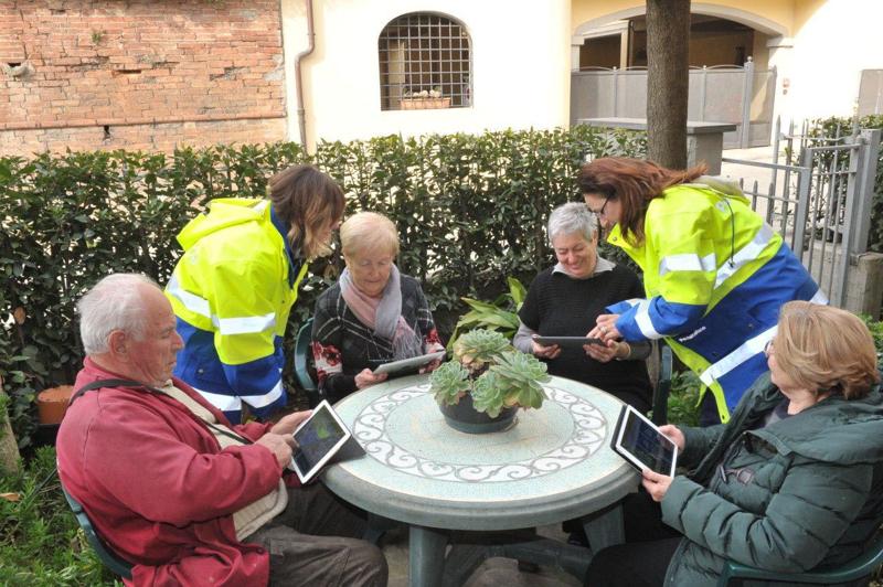 Con il progetto “Poste c’è” gli over 65 imparano a usare il tablet per essere sempre connessi con la propria famiglia Con il progetto “Poste c’è” gli over 65 imparano a usare il tablet per essere sempre connessi con la propria famiglia
