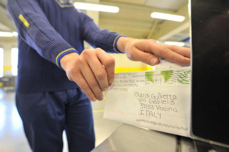 Le lettere per Giulietta Capuleti, da tutto il mondo al centro postale di Verona, e da qui al Club di Giulietta. Le lettere per Giulietta Capuleti, da tutto il mondo al centro postale di Verona, e da qui al Club di Giulietta.