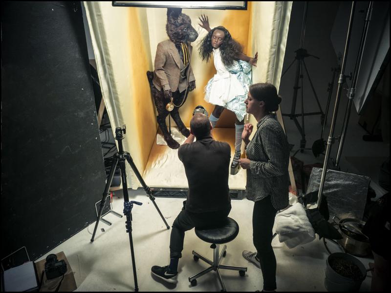 Un'immagine del backstage del Calendario Pirelli 2018 firmato da Tim Walker, ispirato a Alice nel Paese delle Meraviglie. Un'immagine del backstage del Calendario Pirelli 2018 firmato da Tim Walker, ispirato a Alice nel Paese delle Meraviglie.