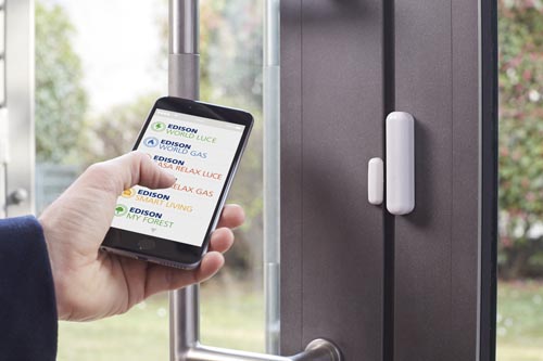 Con Edison Smart Living la casa domotica si controlla e gestisce comodamente con un'app, dal proprio smartphone. Con Edison Smart Living la casa domotica si controlla e gestisce comodamente con un'app, dal proprio smartphone.