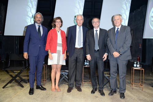 Vicky Gitto, Paola Dubini, Marco Tronchetti Provera, Antonio Calabrò, Aldo Grasso alla presentazione del volume La Pubblicità con la P maiuscola, che racconta la storia della pubblicità Pirelli dagli anni '70 al Duemila con oltre 800 immagini. Vicky Gitto, Paola Dubini, Marco Tronchetti Provera, Antonio Calabrò, Aldo Grasso alla presentazione del volume La Pubblicità con la P maiuscola, che racconta la storia della pubblicità Pirelli dagli anni '70 al Duemila con oltre 800 immagini.