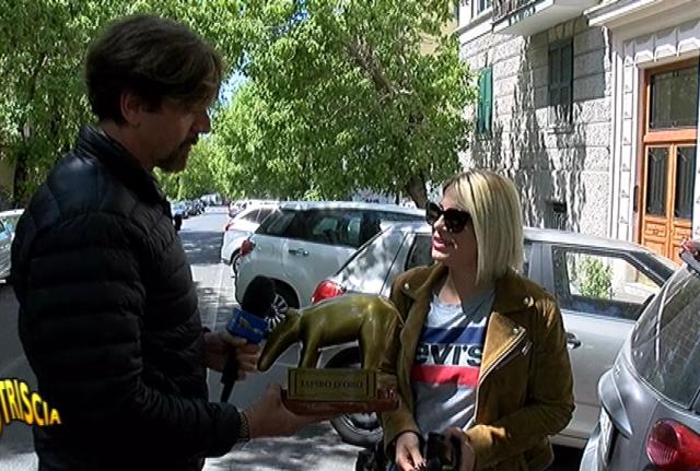 Emma Marrone, tapiro d'Oro di Striscia la Notizia dopo lo scherzo hot di Amici Emma Marrone, tapiro d'Oro di Striscia la Notizia dopo lo scherzo hot di Amici