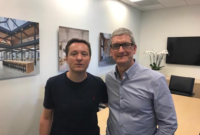 Tim Cook insieme al presidente dell’Osservatorio Andrea Ceccherini nel quartier generale Apple di Cupertino. Tim Cook insieme al presidente dell’Osservatorio Andrea Ceccherini nel quartier generale Apple di Cupertino.