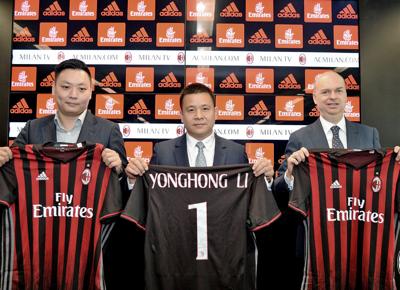 L'ex presidente rossonero Yonghong Li il giorno della sua presentazione, insieme al braccio destro Han Li e al vecchio ad Marco Fassone