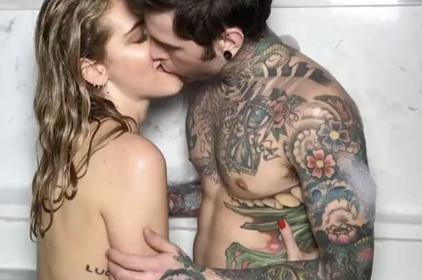 Chiara Ferragni e Fedez si sposano. Lui si inginocchia in concerto. Video