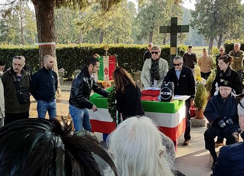 La commemorazione fascista al Campo X del Cimitero Maggiore di Milano La commemorazione fascista al Campo X del Cimitero Maggiore di Milano