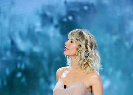 Alessia Marcuzzi all'Isola dei Famosi. Bettarini la solleva e il miniabito...