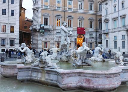 Piazza Navona, a caccia di monetine nella fontana con un bastone: preso ladro