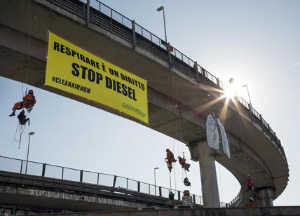 Blitz di Greenpeace in Tangenziale Est. Appesi al ponte contro il diesel