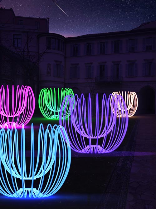 L’installazione artistica “Poesie di Neon” realizzata dal designer Luca Trazzi nel Giardino di Alessandro delle Gallerie d'Italia Intesa Sanpaolo. L’installazione artistica “Poesie di Neon” realizzata dal designer Luca Trazzi nel Giardino di Alessandro delle Gallerie d'Italia Intesa Sanpaolo.