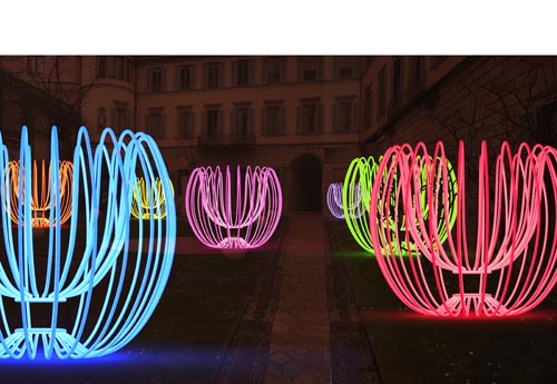 L’installazione artistica “Poesie di Neon” realizzata dal designer Luca Trazzi nel Giardino di Alessandro delle Gallerie d'Italia Intesa Sanpaolo. L’installazione artistica “Poesie di Neon” realizzata dal designer Luca Trazzi nel Giardino di Alessandro delle Gallerie d'Italia Intesa Sanpaolo.