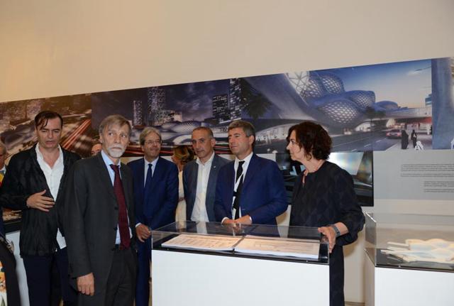 Un momento dell'inaugurazione della nuova stazione Napoli Afragola di FS Italiane con il presidente del Consiglio dei Ministri, Paolo Gentiloni e il ministro delle Infrastrutture e dei Trasporti Graziano Delrio, il Presidente e Amministratore Delegato FS, Gioia Ghezzi e Renato Mazzoncini. Un momento dell'inaugurazione della nuova stazione Napoli Afragola di FS Italiane con il presidente del Consiglio dei Ministri, Paolo Gentiloni e il ministro delle Infrastrutture e dei Trasporti Graziano Delrio, il Presidente e Amministratore Delegato FS, Gioia Ghezzi e Renato Mazzoncini.