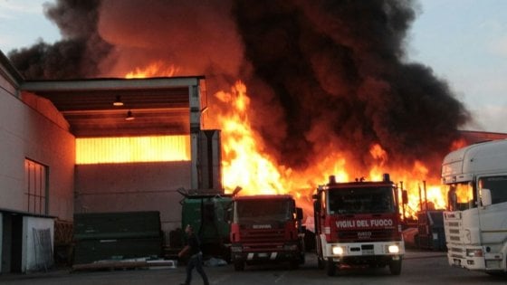 Rifiuti a fuoco a Mortara: rischio diossina (foto da facebook) Rifiuti a fuoco a Mortara: rischio diossina (foto da facebook)