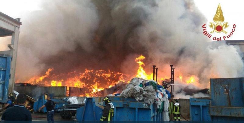 Rifiuti a fuoco a Mortara: rischio diossina (foto da facebook) Rifiuti a fuoco a Mortara: rischio diossina (foto da facebook)
