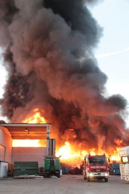 Rifiuti a fuoco a Mortara: rischio diossina (foto da facebook) Rifiuti a fuoco a Mortara: rischio diossina (foto da facebook)
