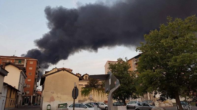 Rifiuti a fuoco a Mortara: rischio diossina (foto da facebook) Rifiuti a fuoco a Mortara: rischio diossina (foto da facebook)