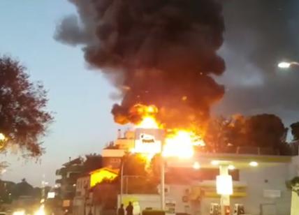 Maxi-incendio in una palazzina al Fleming: fiamme vicino al benzinaio