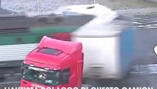 Incredibile schianto al passaggio a livello