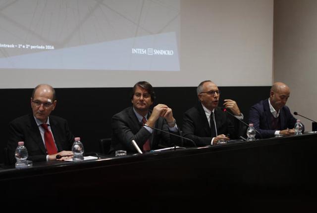Un momento della presentazione di oggi a Milano della nuova campagna SharingDreams, che si ispira alla rinnovata fiducia e allo stesso tempo vuole contribuire a consolidarla. Nella foto Nando Pagnoncelli, presidente di Ipsos, Stefano Barrese, responsabile Divisione banca dei territori di Intesa Sanpaolo, Vittorio Meloni, direttore Relazioni esterne Intesa Sanpaolo, e Fabrizio Paschina, responsabile pubblicità e web di Intesa Sanpaolo. Un momento della presentazione di oggi a Milano della nuova campagna SharingDreams, che si ispira alla rinnovata fiducia e allo stesso tempo vuole contribuire a consolidarla. Nella foto Nando Pagnoncelli, presidente di Ipsos, Stefano Barrese, responsabile Divisione banca dei territori di Intesa Sanpaolo, Vittorio Meloni, direttore Relazioni esterne Intesa Sanpaolo, e Fabrizio Paschina, responsabile pubblicità e web di Intesa Sanpaolo.