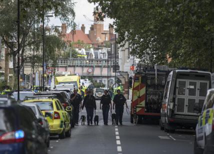 Bomba nella metro di Londra: arrestato un 18enne. Bliz della polizia a Sunbury