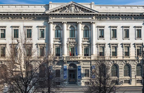 La facciata delle Gallerie d'Italia di Intesa Sanpaolo in Piazza della Scala a Milano. La facciata delle Gallerie d'Italia di Intesa Sanpaolo in Piazza della Scala a Milano.