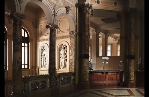 Un particolare dell'ingresso interno del salone di Palazzo Donghi Ponti di Intesa Sanpaolo a Padova. Un particolare dell'ingresso interno del salone di Palazzo Donghi Ponti di Intesa Sanpaolo a Padova.
