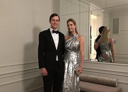 Ivanka Trump "come Maria Antonietta". E la mano sul lato B dà scandalo. Foto Ivanka Trump "come Maria Antonietta". E la mano sul lato B dà scandalo. Foto