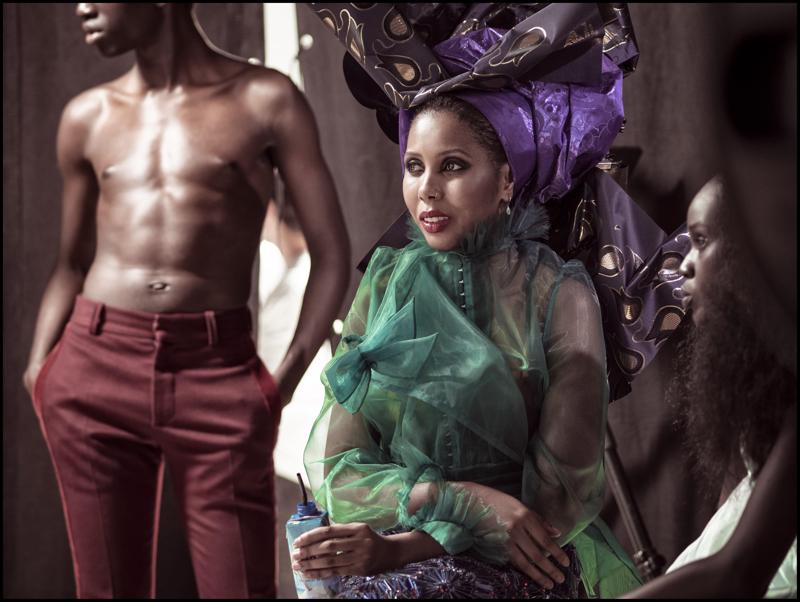 Un'immagine del backstage del Calendario Pirelli 2018 firmato da Tim Walker, ispirato a Alice nel Paese delle Meraviglie. Un'immagine del backstage del Calendario Pirelli 2018 firmato da Tim Walker, ispirato a Alice nel Paese delle Meraviglie.