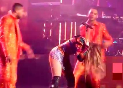 Jennifer Lopez, strappo alla schiena durante lo show. JLO piegata in due