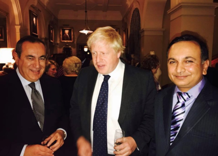 Brexit, una foto con l'uomo di Putin inguaia Johnson