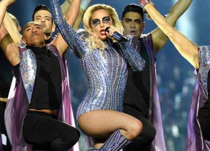 Lady Gaga in Atelier Versace al Super Bowl: mega show. Foto