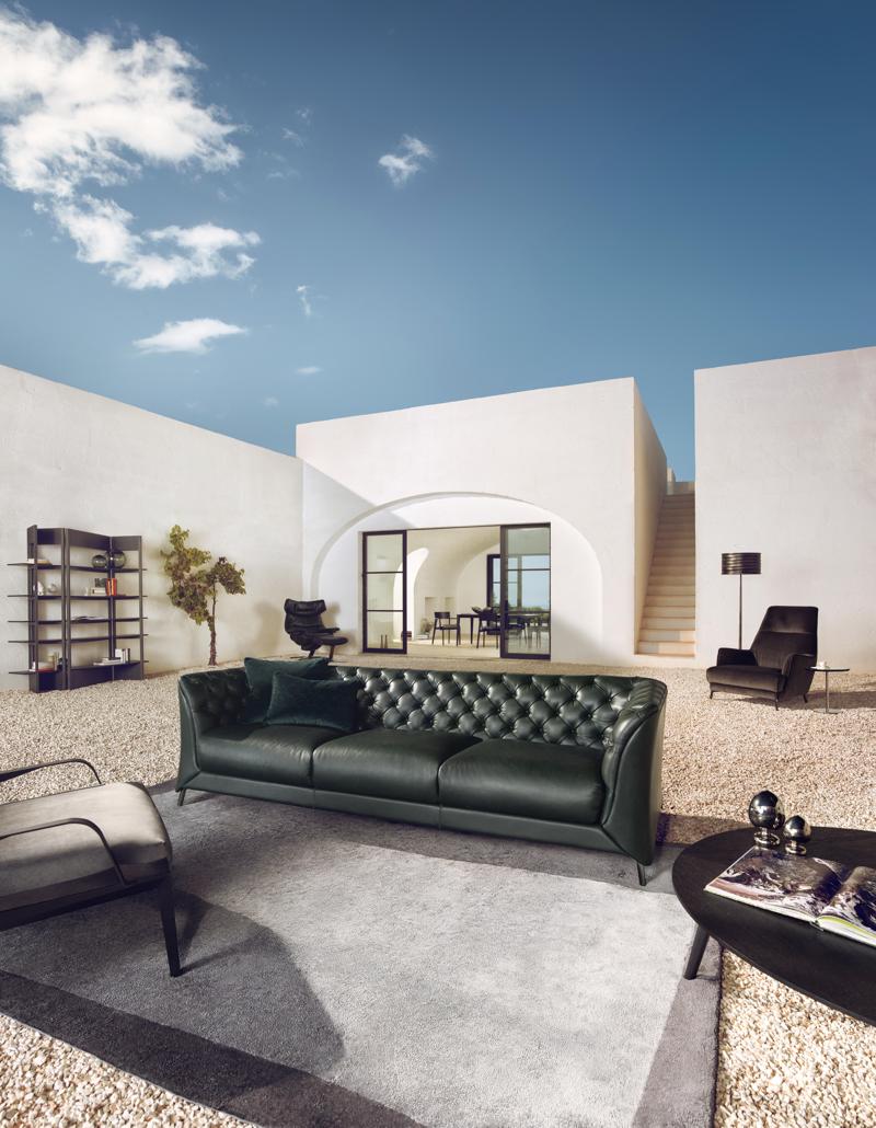 Il divano La Scala Natuzzi, la più grande casa di arredamento italiana che sta attuando un ambizioso piano di espansione retail in tutto il mondo. Il divano La Scala Natuzzi, la più grande casa di arredamento italiana che sta attuando un ambizioso piano di espansione retail in tutto il mondo.