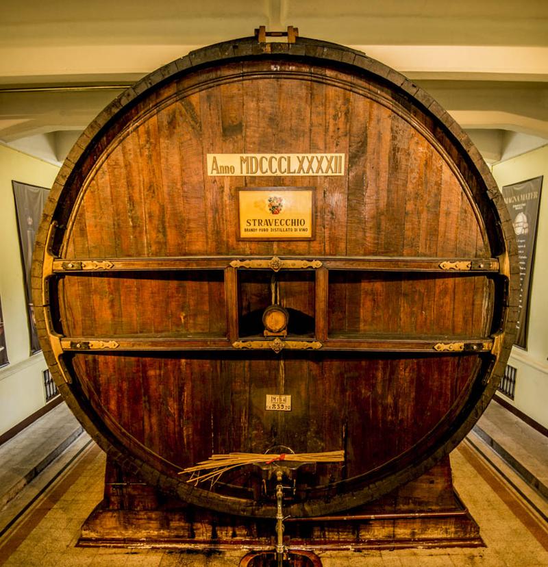 COLLEZIONE BRANCA E CANTINE La sede di Fratelli Branca Distillerie di Via Resegone 2, emblema del patrimonio culturale e industriale di Milano, è una delle ultime fabbriche ancora attive sopravvissute immutate nel tempo e rappresenta una parte fondante del tessuto urbano e sociale della città. In questo luogo è nata la Collezione Branca per far conoscere la storia di Branca in Italia e nel mondo, sia per quanto riguarda la tradizione e l’evoluzione imprenditoriale, sia per la passione e la cura nella raccolta degli strumenti da lavoro e delle immagini della comunicazione, che si possono definire vere opere d’arte. Museo Collezione Branca agli inizi del 2000 è entrato a far parte dell’Associazione Musei di Impresa. Apertura: Sabato 25, ore 10 – 17; Domenica 26, ore 10 – 17. Prenotazione obbligatoria su faiprenotazioni.it