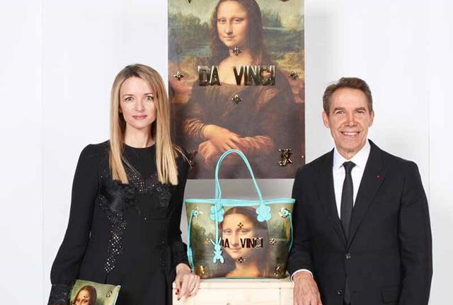 Delphine Arnault and Jeff Koons by @PatrickDemarchelier (Foto Intagram louisvuitton) Delphine Arnault and Jeff Koons by @PatrickDemarchelier (Foto Intagram louisvuitton)
