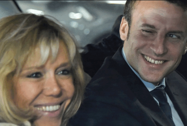 Macron con la moglie Brigitte Macron con la moglie Brigitte