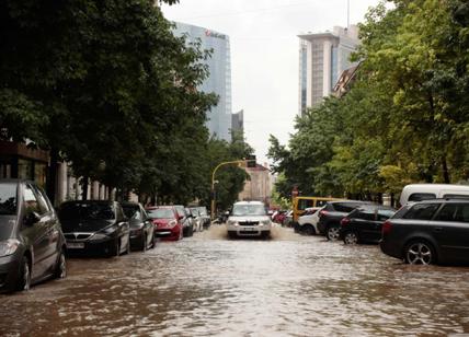 Maltempo in Lombardia, a Como frana un muro. Allerta arancione