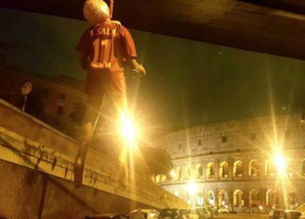 Manichini impiccati al Colosseo con le maglie di De Rossi, Salah e Nainggolan